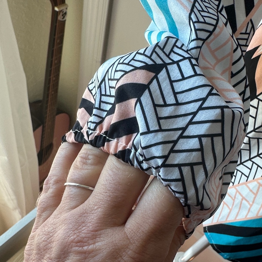 Geometric Cold Shoulder Top - Picture 3 of 9